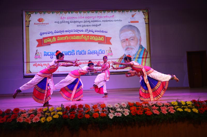 Sri Mulugu Ramalingeshwara Varaprasad Siddhanti was honoured with Jyotishyasastra Vignana Visharadha at Tummalapalli Kalakshetram, Vijayawada (84)